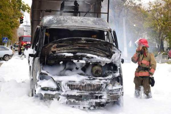 В Мариуполе спасатели тушили загоревшуюся во время движения "Газель" В Мариуполе спасатели тушили загоревшуюся во время движения "Газель"