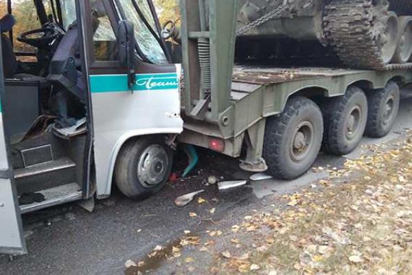 В Винницкой области автобус "Mercedes" влетел в военный тягач: 11 человек пострадали В Винницкой области автобус "Mercedes" влетел в военный тягач: 11 человек пострадали