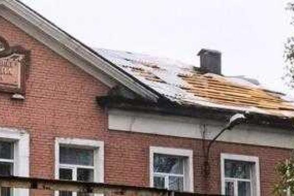 В Донецке бушевала непогода: ветер валил деревья, рвал провода и срывал шифер с крыш