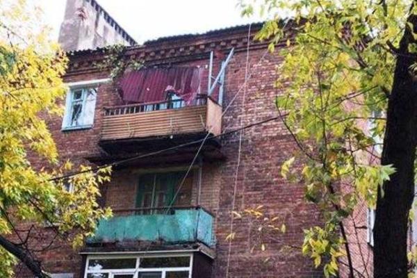 В Донецке бушевала непогода: ветер валил деревья, рвал провода и срывал шифер с крыш