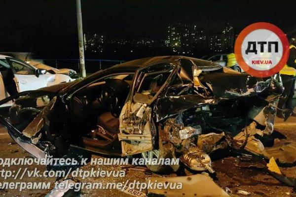 В Киеве произошло масштабное ДТП: машины превратились в груды металла В Киеве произошло масштабное ДТП: машины превратились в груды металла