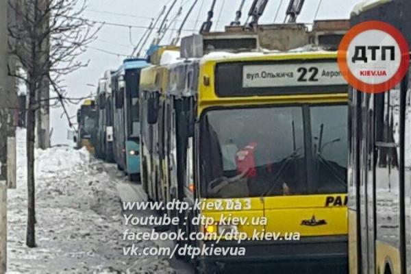 В Киеве столкнулись две маршрутки с пассажирами: есть пострадавшие В Киеве столкнулись две маршрутки с пассажирами: есть пострадавшие