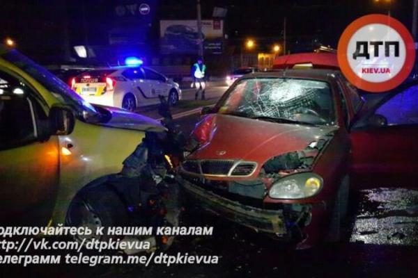 В Киеве студент на автомобиле "SsangYong" спровоцировал серьезное ДТП: травмированы 3 человека В Киеве студент на автомобиле "SsangYong" спровоцировал серьезное ДТП: травмированы 3 человека