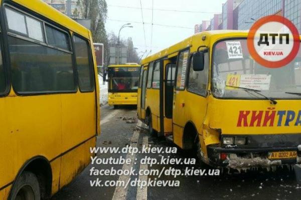В Киеве столкнулись две маршрутки с пассажирами: есть пострадавшие В Киеве столкнулись две маршрутки с пассажирами: есть пострадавшие