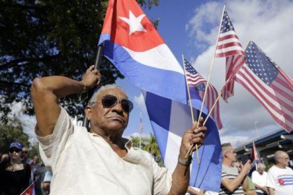 В США кубинцы празднуют смерть команданте Фиделя Кастро В США кубинцы празднуют смерть команданте Фиделя Кастро