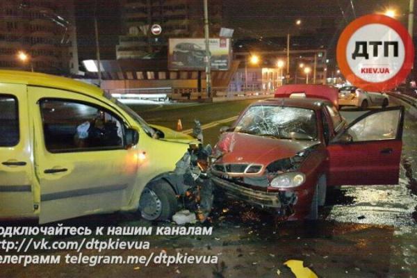 В Киеве студент на автомобиле "SsangYong" спровоцировал серьезное ДТП: травмированы 3 человека В Киеве студент на автомобиле "SsangYong" спровоцировал серьезное ДТП: травмированы 3 человека
