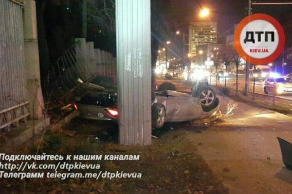 В Киеве "Toyota" сбила 6 деревьев и влетела в забор зоопарка: погибла девушка-пассажир В Киеве "Toyota" сбила 6 деревьев и влетела в забор зоопарка: погибла девушка-пассажир
