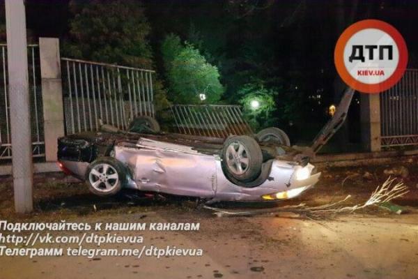 В Киеве "Toyota" сбила 6 деревьев и влетела в забор зоопарка: погибла девушка-пассажир В Киеве "Toyota" сбила 6 деревьев и влетела в забор зоопарка: погибла девушка-пассажир