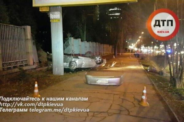 В Киеве "Toyota" сбила 6 деревьев и влетела в забор зоопарка: погибла девушка-пассажир В Киеве "Toyota" сбила 6 деревьев и влетела в забор зоопарка: погибла девушка-пассажир