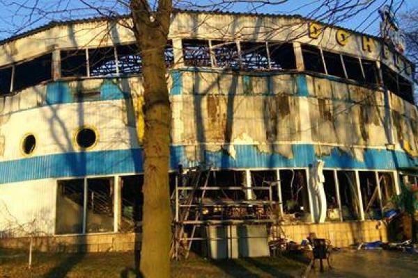 Дончане: Дельфинарий сожгли намеренно, чтобы распилить на металлолом. Фото пожарища