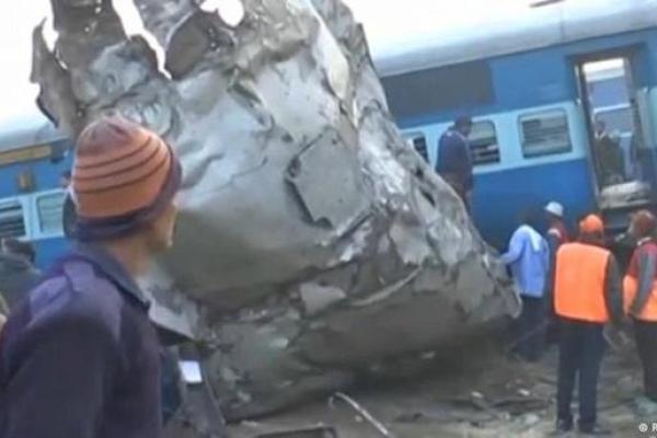 Растет число жертв крупной авария поезда в Индии: уже более 90 погибших Растет число жертв крупной авария поезда в Индии: уже более 90 погибших
