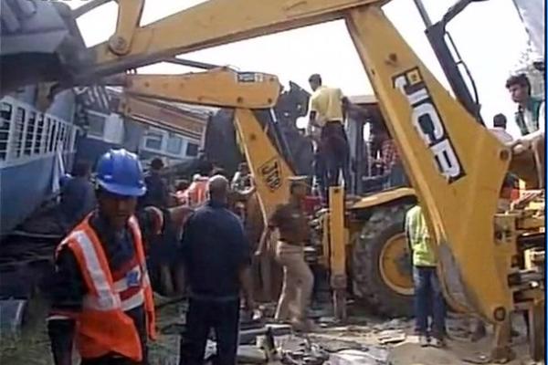 Растет число жертв крупной авария поезда в Индии: уже более 90 погибших Растет число жертв крупной авария поезда в Индии: уже более 90 погибших