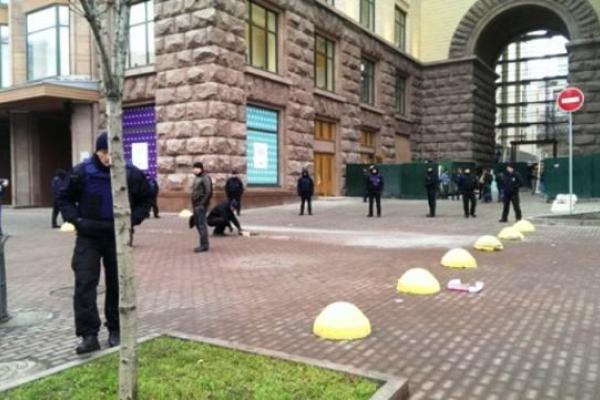 В Киеве возле здания горадминистрации прогремел взрыв В Киеве возле здания горадминистрации прогремел взрыв