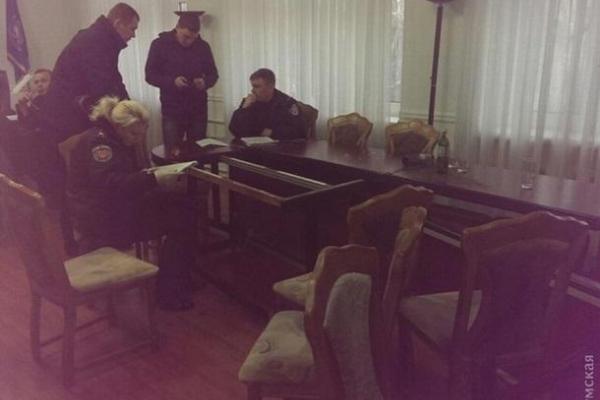 Група молодиків у камуфляжній формі розгромили кабінет у будівлі Одеської митниці