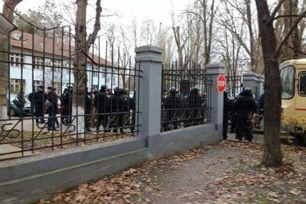 Група молодиків у камуфляжній формі розгромили кабінет у будівлі Одеської митниці