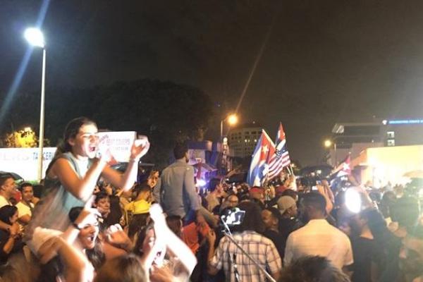 В США кубинцы празднуют смерть команданте Фиделя Кастро В США кубинцы празднуют смерть команданте Фиделя Кастро