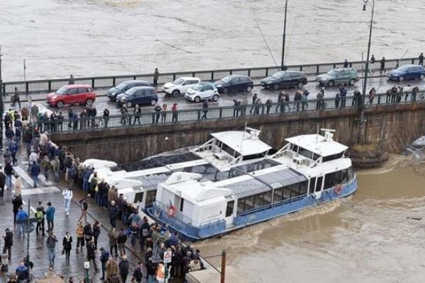 В Италии бьют тревогу: наводнение привело к разрушениям и заставило людей покинуть дома В Италии бьют тревогу: наводнение привело к разрушениям и заставило людей покинуть дома