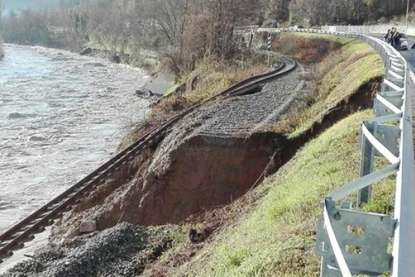 В Италии бьют тревогу: наводнение привело к разрушениям и заставило людей покинуть дома В Италии бьют тревогу: наводнение привело к разрушениям и заставило людей покинуть дома