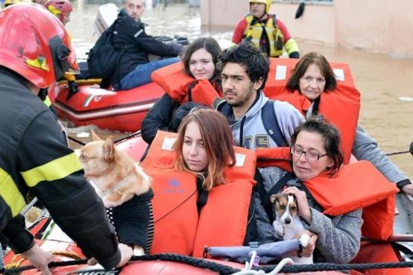В Италии бьют тревогу: наводнение привело к разрушениям и заставило людей покинуть дома В Италии бьют тревогу: наводнение привело к разрушениям и заставило людей покинуть дома