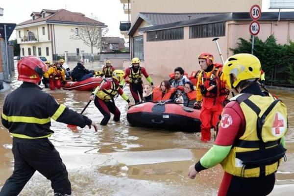 В Италии бьют тревогу: наводнение привело к разрушениям и заставило людей покинуть дома В Италии бьют тревогу: наводнение привело к разрушениям и заставило людей покинуть дома