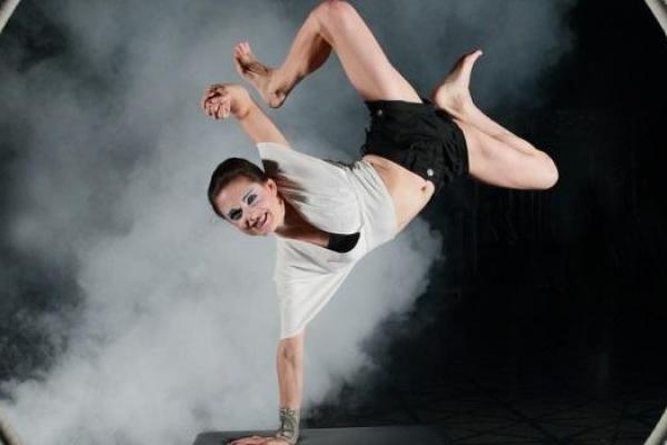 Артистка Цирка дю-Солей сорвалась с большой высоты во время шоу Артистка Цирка дю-Солей сорвалась с большой высоты во время шоу