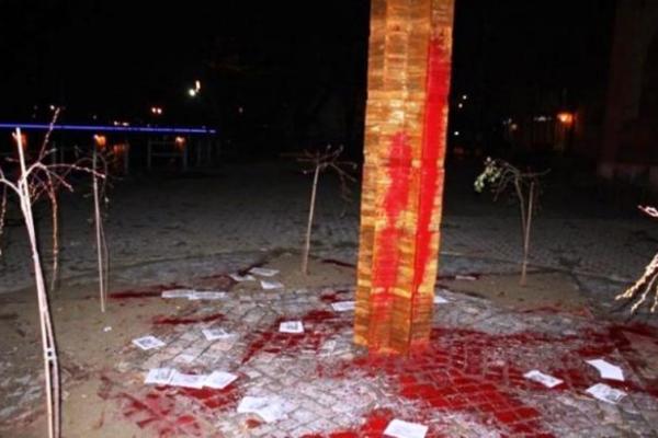 В Ужгороді вандали облили червоною фарбою пам'ятник жертвам Голокосту