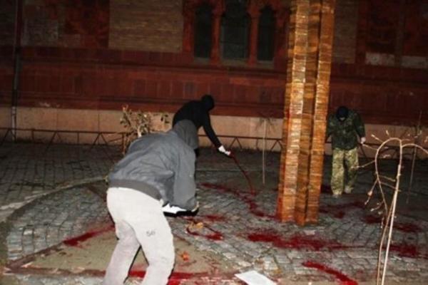 В Ужгороді вандали облили червоною фарбою пам'ятник жертвам Голокосту