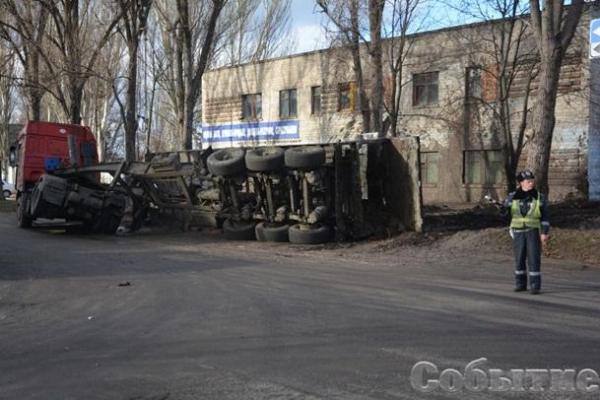В Каменском перевернулся тягач "DAF" с 20 тоннами жидких фекалий В Каменском перевернулся тягач "DAF" с 20 тоннами жидких фекалий