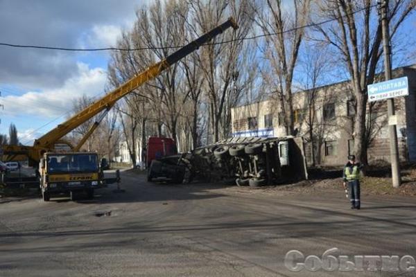 В Каменском перевернулся тягач "DAF" с 20 тоннами жидких фекалий В Каменском перевернулся тягач "DAF" с 20 тоннами жидких фекалий