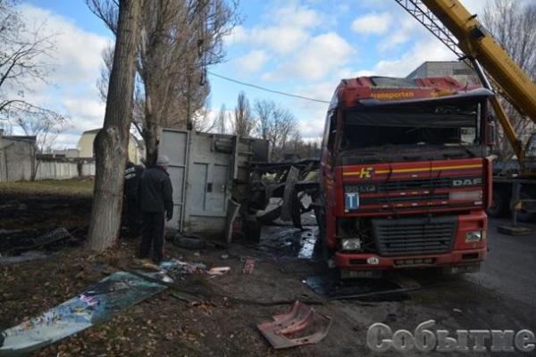 В Каменском перевернулся тягач "DAF" с 20 тоннами жидких фекалий В Каменском перевернулся тягач "DAF" с 20 тоннами жидких фекалий