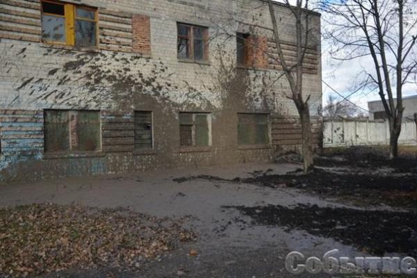 В Каменском перевернулся тягач "DAF" с 20 тоннами жидких фекалий В Каменском перевернулся тягач "DAF" с 20 тоннами жидких фекалий