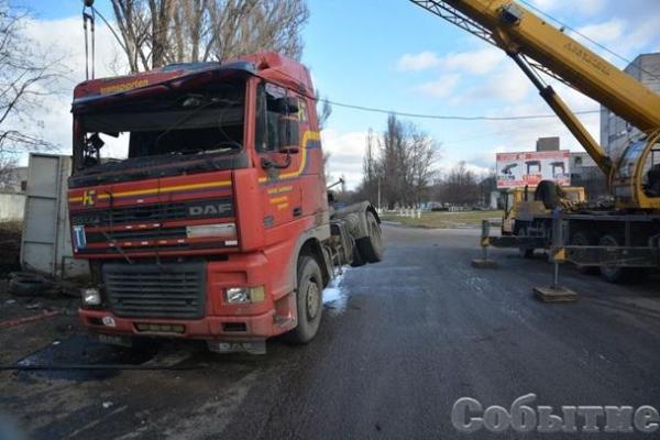 В Каменском перевернулся тягач "DAF" с 20 тоннами жидких фекалий В Каменском перевернулся тягач "DAF" с 20 тоннами жидких фекалий