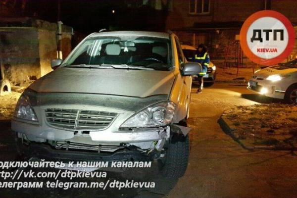 В Киеве студент на автомобиле "SsangYong" спровоцировал серьезное ДТП: травмированы 3 человека В Киеве студент на автомобиле "SsangYong" спровоцировал серьезное ДТП: травмированы 3 человека