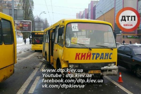 В Киеве столкнулись две маршрутки с пассажирами: есть пострадавшие В Киеве столкнулись две маршрутки с пассажирами: есть пострадавшие