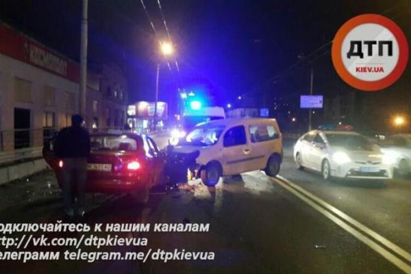 В Киеве студент на автомобиле "SsangYong" спровоцировал серьезное ДТП: травмированы 3 человека В Киеве студент на автомобиле "SsangYong" спровоцировал серьезное ДТП: травмированы 3 человека