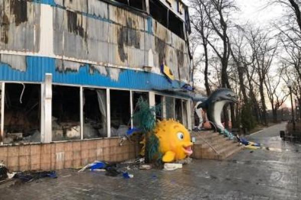 Дончане: Дельфинарий сожгли намеренно, чтобы распилить на металлолом. Фото пожарища