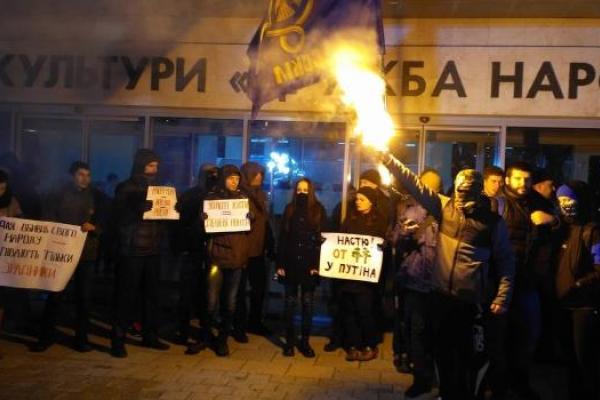 В Черкассах активисты протестовали против концерта дуэта "Потап и Настя"