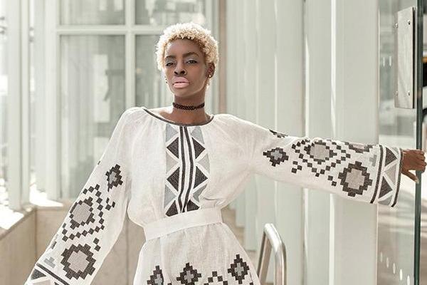 Темнокожая модель Рокси Монро прогулялась по улицам Нью-Йорка в вышиванках Темнокожая модель Рокси Монро прогулялась по улицам Нью-Йорка в вышиванках