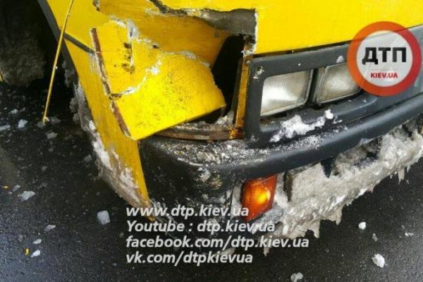 В Киеве столкнулись две маршрутки с пассажирами: есть пострадавшие В Киеве столкнулись две маршрутки с пассажирами: есть пострадавшие