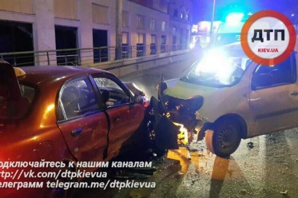 В Киеве студент на автомобиле "SsangYong" спровоцировал серьезное ДТП: травмированы 3 человека В Киеве студент на автомобиле "SsangYong" спровоцировал серьезное ДТП: травмированы 3 человека