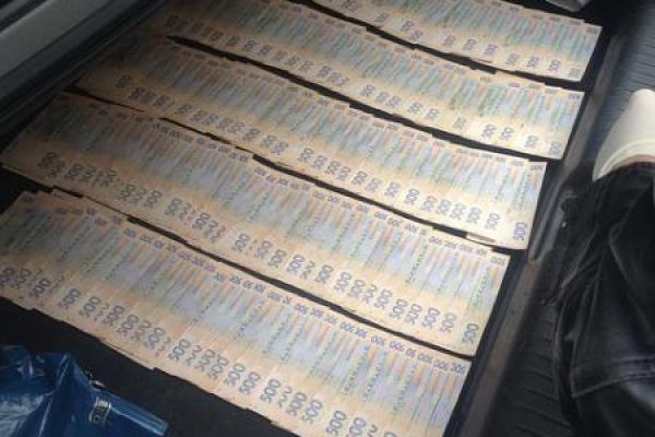 У центрі Львову під час отримання чергової частини хабара СБУ затримала чиновника міськради У центрі Львову під час отримання чергової частини хабара СБУ затримала чиновника міськради