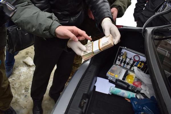 У центрі Львову під час отримання чергової частини хабара СБУ затримала чиновника міськради У центрі Львову під час отримання чергової частини хабара СБУ затримала чиновника міськради