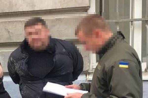 У центрі Львову під час отримання чергової частини хабара СБУ затримала чиновника міськради У центрі Львову під час отримання чергової частини хабара СБУ затримала чиновника міськради
