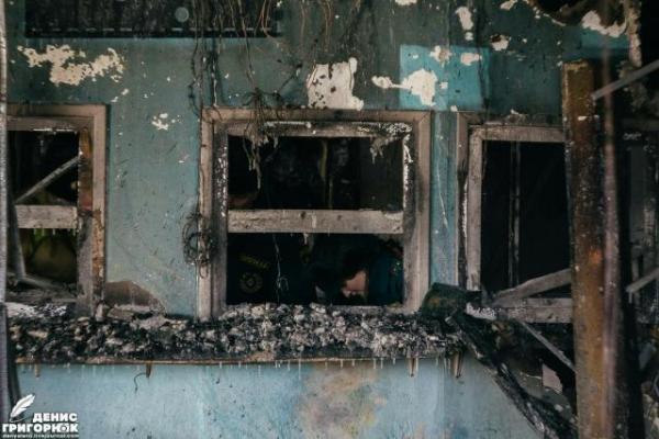 Дончане: Дельфинарий сожгли намеренно, чтобы распилить на металлолом. Фото пожарища