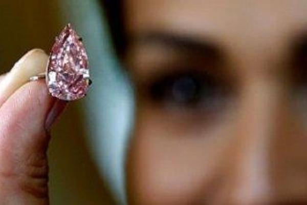 На аукционе в Женеве ушел с молотка розовый бриллиант весом 9,14 карата На аукционе в Женеве ушел с молотка розовый бриллиант весом 9,14 карата