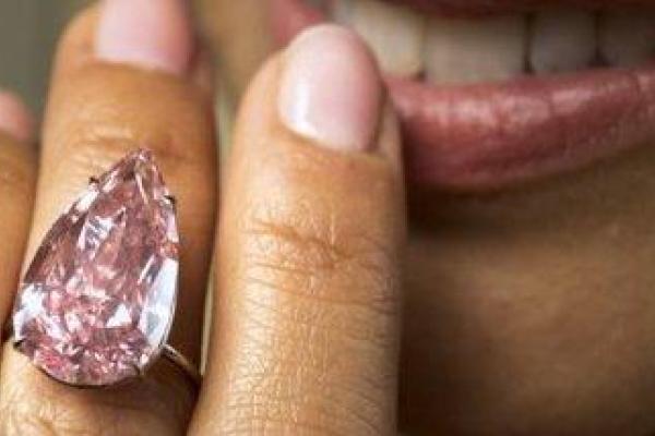 На аукционе в Женеве ушел с молотка розовый бриллиант весом 9,14 карата На аукционе в Женеве ушел с молотка розовый бриллиант весом 9,14 карата