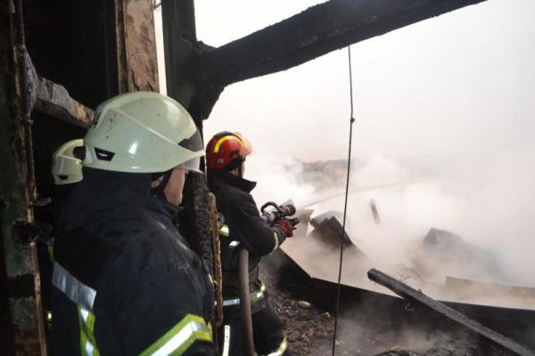 В Київській області 14 годин загасили пожежу у складській будівлі  В Київській області 14 годин загасили пожежу у складській будівлі