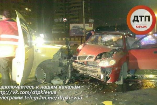 В Киеве студент на автомобиле "SsangYong" спровоцировал серьезное ДТП: травмированы 3 человека В Киеве студент на автомобиле "SsangYong" спровоцировал серьезное ДТП: травмированы 3 человека