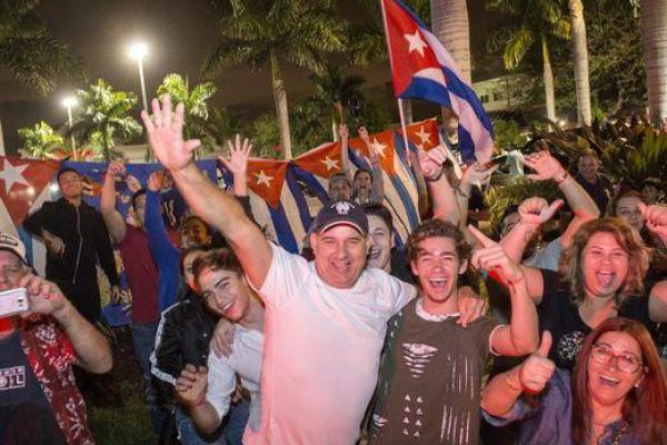 В США кубинцы празднуют смерть команданте Фиделя Кастро В США кубинцы празднуют смерть команданте Фиделя Кастро