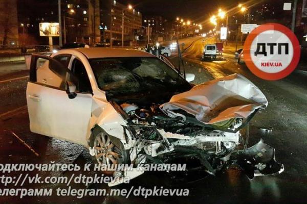 В Киеве произошло масштабное ДТП: машины превратились в груды металла В Киеве произошло масштабное ДТП: машины превратились в груды металла